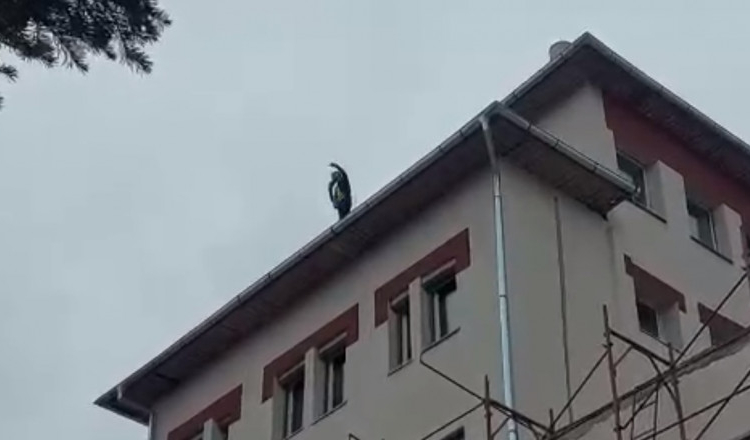 Un bărbat s-a urcat pe clădirea Spitalului Judeţean din Târgu Jiu și ameninţă că se aruncă în gol