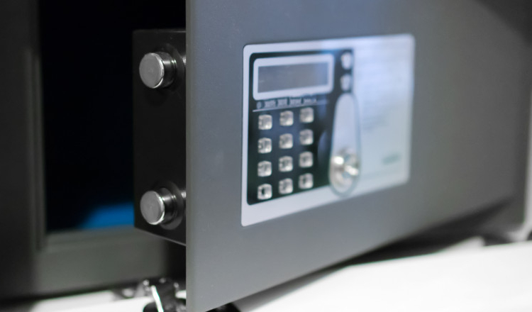 Jaf ca în filmele de comedie. Hoții au plecat dintr-o clădire a Primăriei Slatina cu un seif gol