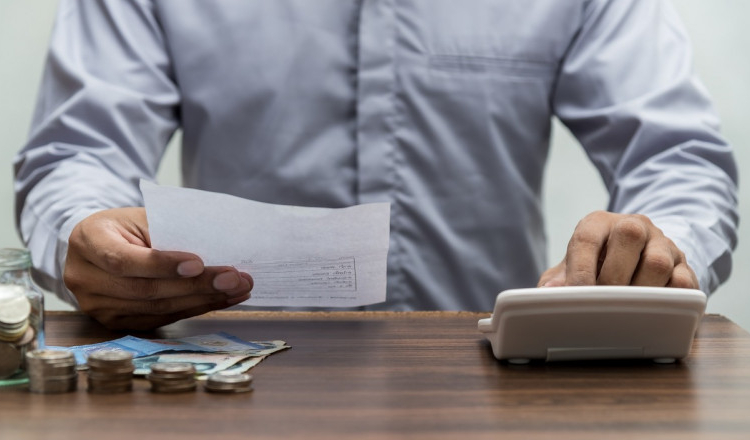 Furnizorii de energie electrică, obligați să accepte plata în rate dacă factura a fost emisă cu întârziere. Noile reguli impuse de ANRE