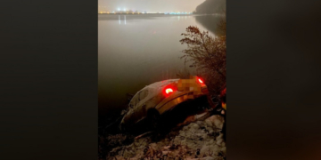 Un șofer drogat din Piatra Neamț s-a oprit cu mașina în albia unui lac