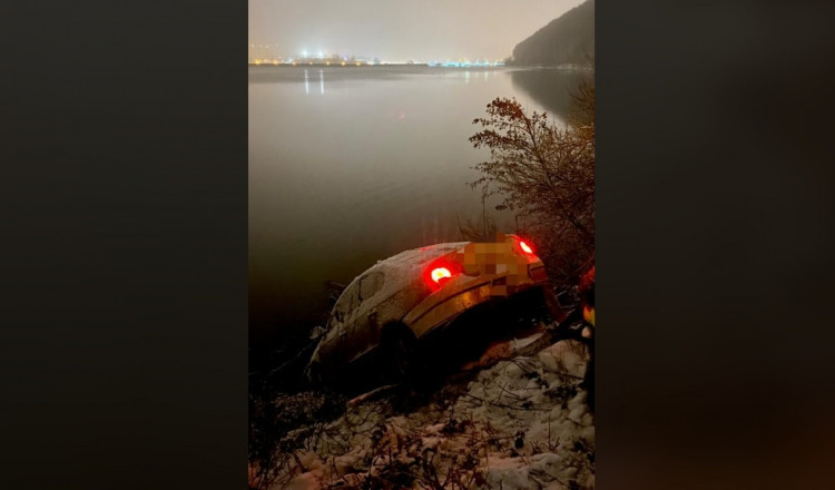 Un șofer drogat din Piatra Neamț s-a oprit cu mașina în albia unui lac