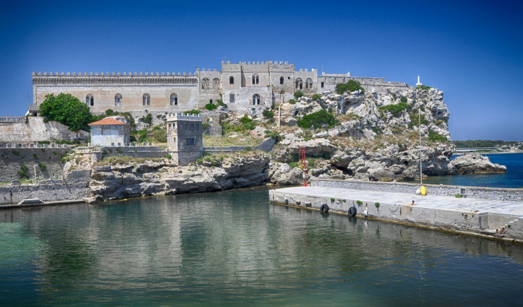 Singură, pe insula infractorilor. Povestea „Reginei din Pianosa”, care s-a mutat în satul fantomă din Alcatrazul Mării Tireniene