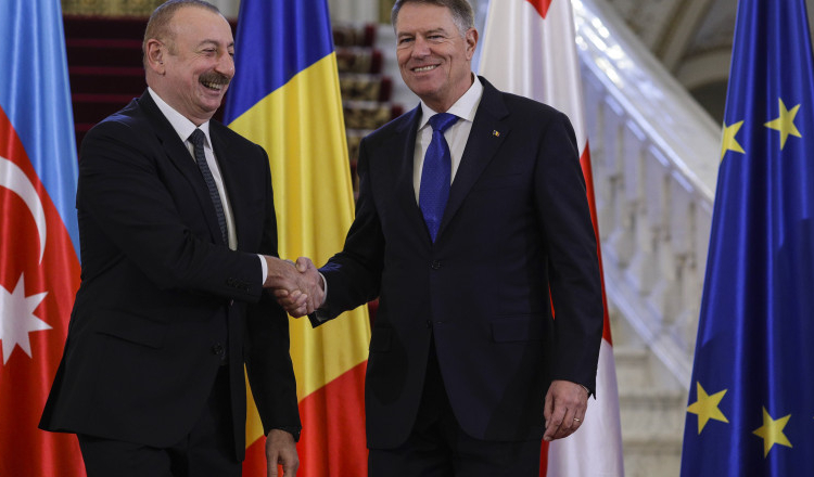 Klaus Iohannis merge în Azerbaidjan. Va discuta despre transferul de energie printr-un cablu care va traversa Marea Neagră