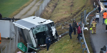 Mărturia unui pasager al autocarului răsturnat în Slovenia: Se crede că șoferul a adormit la volan. Era prăpăd să fi fost și copii