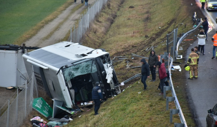 Mărturia unui pasager al autocarului răsturnat în Slovenia: Se crede că șoferul a adormit la volan. Era prăpăd să fi fost și copii