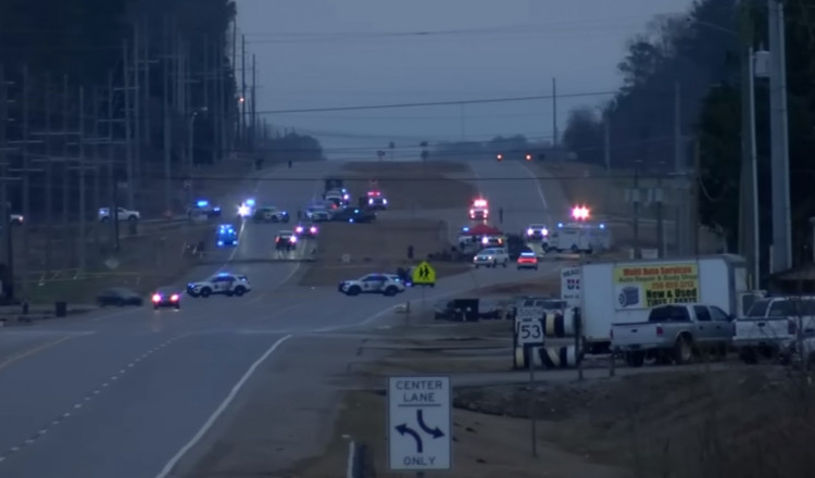 Un elicopter Black Hawk s-a prăbușit și a explodat pe o autostradă din SUA. Doi militari au murit