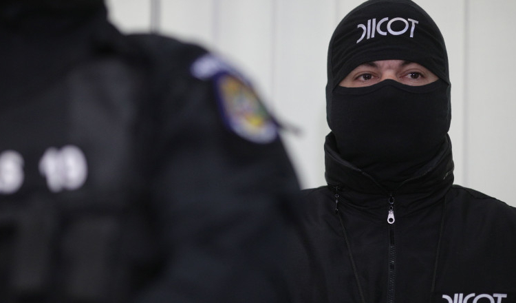 Peste 80 de percheziţii în Bucureşti şi şapte judeţe la persoane bănuite de trafic de migranţi