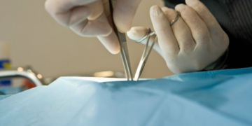Medici cercetați pentru că preluau dispozitive medicale de la cadavre și le montau pacienților. Ce făceau cu banii primiți