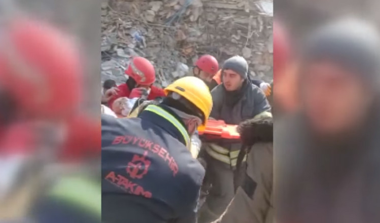 Un bebeluș de două luni a fost salvat de sub dărâmături în Turcia, la 128 de ore de la cutremur