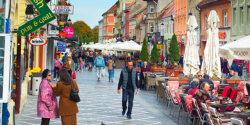 Noi reguli pentru terase în Brașov. Primăria vrea mai mult spaţiu pentru pietoni
