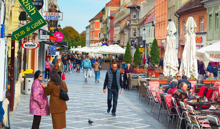 Noi reguli pentru terase în Brașov. Primăria vrea mai mult spaţiu pentru pietoni