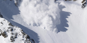 Avalanșă în Munții Rodnei. Un turist străin aflat la schi a murit. Două persoane au fost găsite în viață