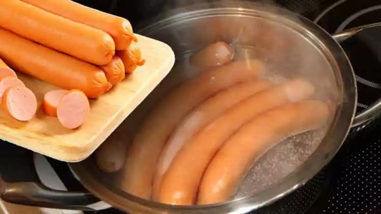 Din ce sunt făcuți crenvurștii pe care îi dăm copiilor?