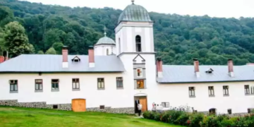 Călugăr de la Frăsinei, acuzat de act sexual cu un minor. Cum îl ademenea pe copil în chilia sa…