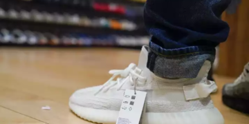 Adidas ar putea pierde venituri de 1,2 miliarde de euro, dacă nu va putea vinde stocurile de produse Yeezy rămase