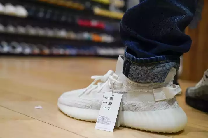 Adidas ar putea pierde venituri de 1,2 miliarde de euro, dacă nu va putea vinde stocurile de produse Yeezy rămase