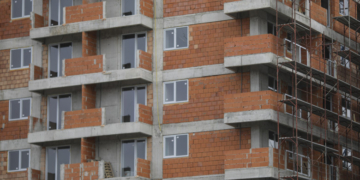 Un dezvoltator imobiliar a construit 30 de apartamente în plus într-un bloc. Etajul tehnic din acte a devenit etaj cu locuințe