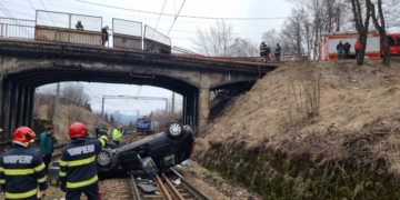 Autoturism prăbușit pe calea ferată, la Predeal. Trenul Brașov-București a fost oprit pe traseu, alte patru au fost redirecționate