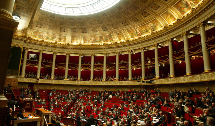 Vârsta de pensionare în Franța a fost crescută de la 62 la 64 de ani. Senatul a votat legea care a provocat proteste violente