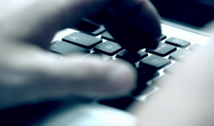 Trei bărbați din București au clonat site-urile unor bănci și au luat 600.000 de lei din conturile clienților