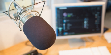 Un bărbat din București emitea un radio pirat de pe terasa blocului și intra în direct cu ascultătorii