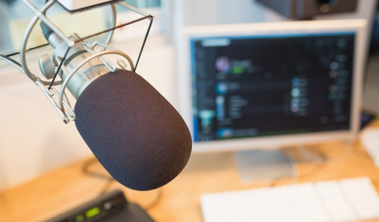 Un bărbat din București emitea un radio pirat de pe terasa blocului și intra în direct cu ascultătorii