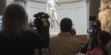 O profesoară care le-a prezentat statuia lui David elevilor de a VI-a a fost acuzată că le-a arătat „pornografie” și a fost concediată