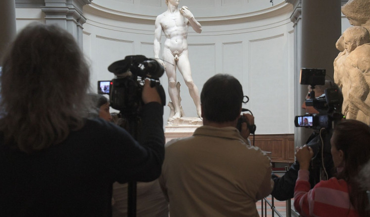 O profesoară care le-a prezentat statuia lui David elevilor de a VI-a a fost acuzată că le-a arătat „pornografie” și a fost concediată