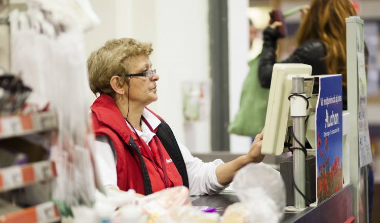 Proiect de lege pentru ca femeile însărcinate și persoanele cu copii mici să aibă prioritate la casele de marcat și la ghișee