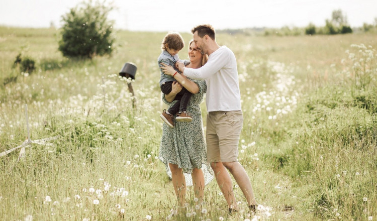 Românii care adoptă copii pot sta doi ani în concediu de acomodare și primesc indemnizație. Legea a fost promulgată