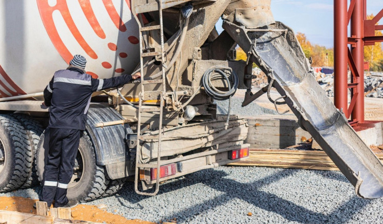 Un muncitor a fost strivit după ce s-a agăţat într-o betonieră aflată în funcţiune