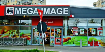 O femeie a găsit carne de plastic într-un supermarket Mega Image,  produsul este „Gusturi Românești”, marcă proprie a Mega Image!!