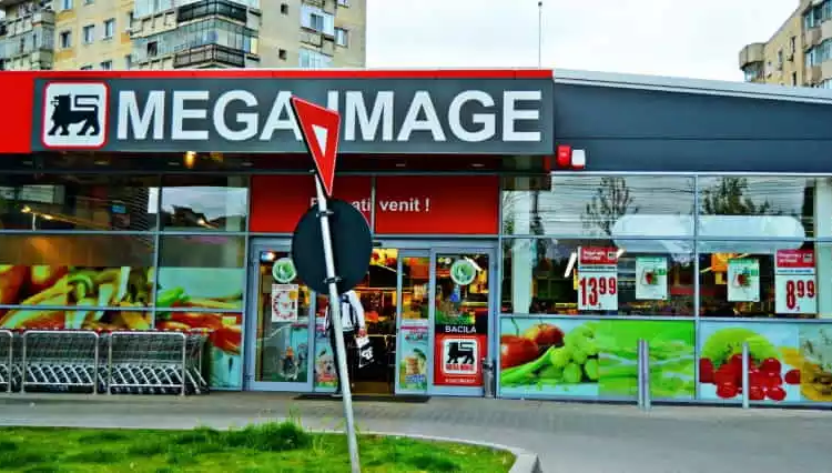 O femeie a găsit carne de plastic într-un supermarket Mega Image,  produsul este „Gusturi Românești”, marcă proprie a Mega Image!!