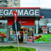 O femeie a găsit carne de plastic într-un supermarket Mega Image,  produsul este „Gusturi Românești”, marcă proprie a Mega Image!!