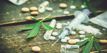 „Mulți adulți fac o confuzie”. Cum e posibil ca un copil să consume droguri la școală, iar părinții să nu observe