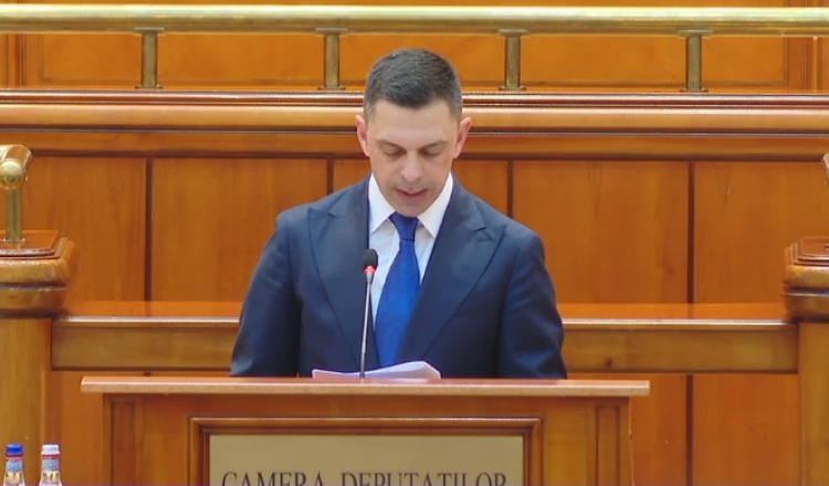 „Foaie verde ananas, papagal ai fost, papagal ai rămas”. Scandal în Parlament, Eduard Novak a fost atacat pentru primele date rudelor