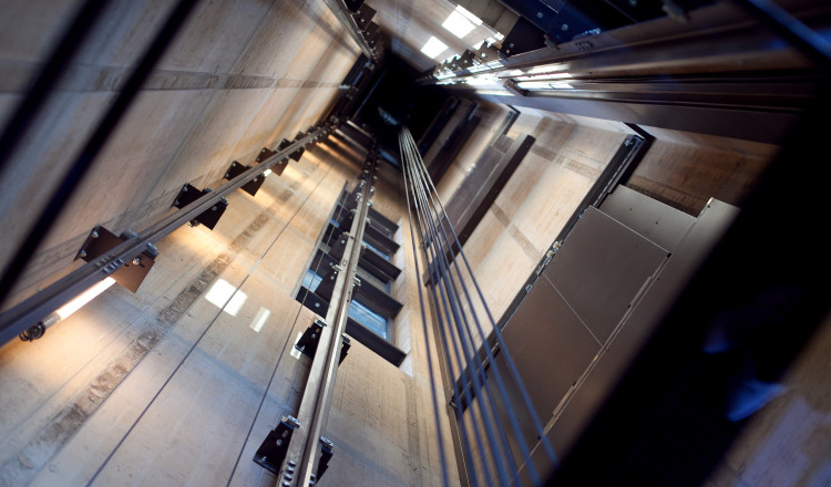 Bărbat găsit mort în puțul liftului, într-un bloc turn din Botoșani. Cum și-au dat seama vecinii de tragedie