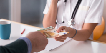 Doi medici rezidenţi din Iaşi au fost plasați sub control judiciar în dosarul stimulatoarelor cardiace prelevate de la cadavre