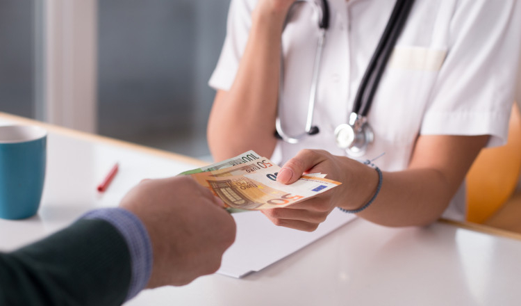 Doi medici rezidenţi din Iaşi au fost plasați sub control judiciar în dosarul stimulatoarelor cardiace prelevate de la cadavre