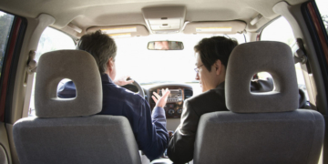 Șofer de ride-sharing din București, acuzat de înșelăciune. Lua mită de la clienți în schimbul unor promisiuni de angajare la stat