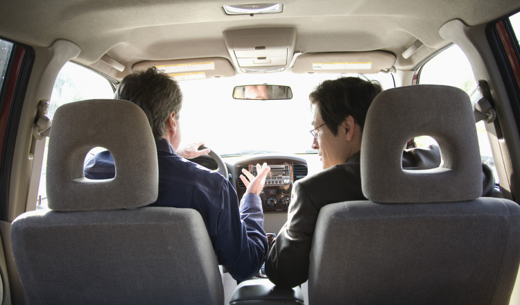 Șofer de ride-sharing din București, acuzat de înșelăciune. Lua mită de la clienți în schimbul unor promisiuni de angajare la stat