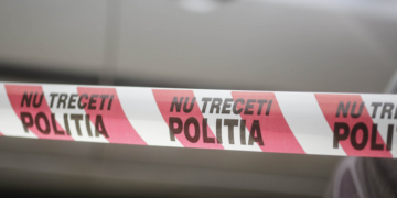 O femeie de 35 ani a fost înjunghiată pe stradă de soţul ei, cu care se afla în divorţ. Bărbatul a fugit și s-a spânzurat