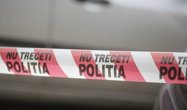 O femeie de 35 ani a fost înjunghiată pe stradă de soţul ei, cu care se afla în divorţ. Bărbatul a fugit și s-a spânzurat
