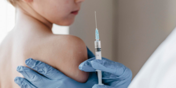 O infirmieră antivaccinistă din Spania este acuzată că a făcut injecții false la sute de copii