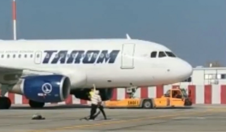 Incident pe aeroportul Otopeni. O femeie cu un copil mic a ajuns pe pistă în timp ce avionul se pregătea de decolare