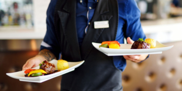 Regulile de la ANPC scumpesc masa în oraș. De mâine, toate restaurantele vor avea meniuri noi