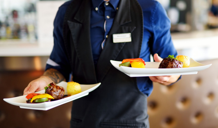 Regulile de la ANPC scumpesc masa în oraș. De mâine, toate restaurantele vor avea meniuri noi