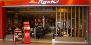 Gândaci vii și produse expirate la Pizza Hut Timișoara. Restaurantul a fost închis de OPC