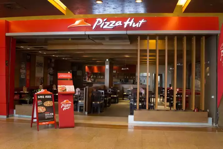 Gândaci vii și produse expirate la Pizza Hut Timișoara. Restaurantul a fost închis de OPC