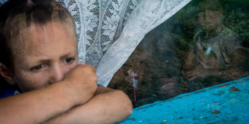 Unul din patru copii din UE, expus riscului de sărăcie. România are cea mai ridicată rată
